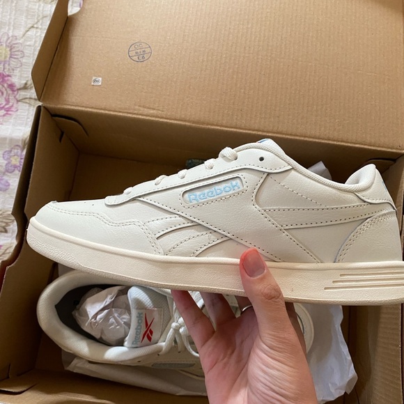 Reebok Court Advance in Chalk / Blue Peak / Vector Red - Picture 2 of 6